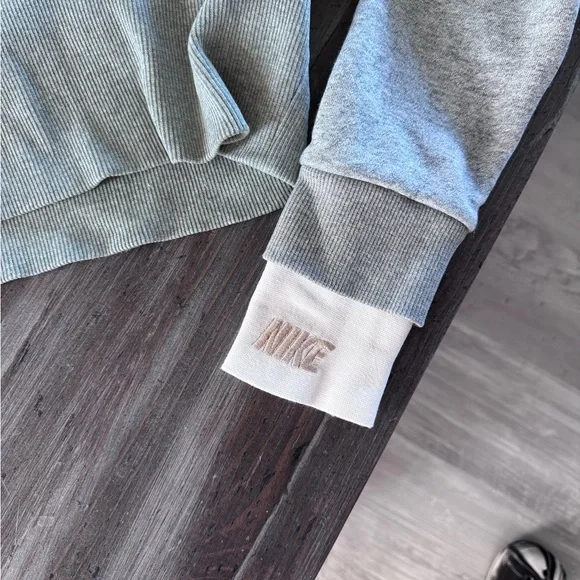 Nike Women's Gray and White Hoodie - Picture 2 of 6